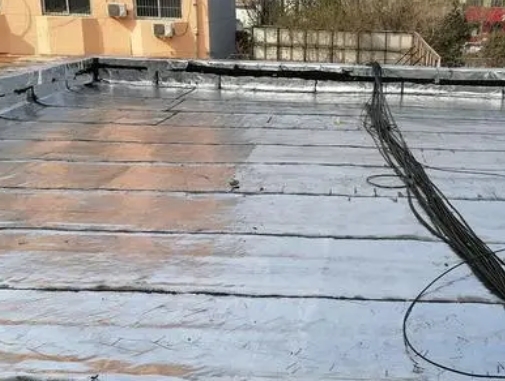 云霄卫生间漏水维修公司分享下云霄屋面楼顶防水刚性防水层施工要点。